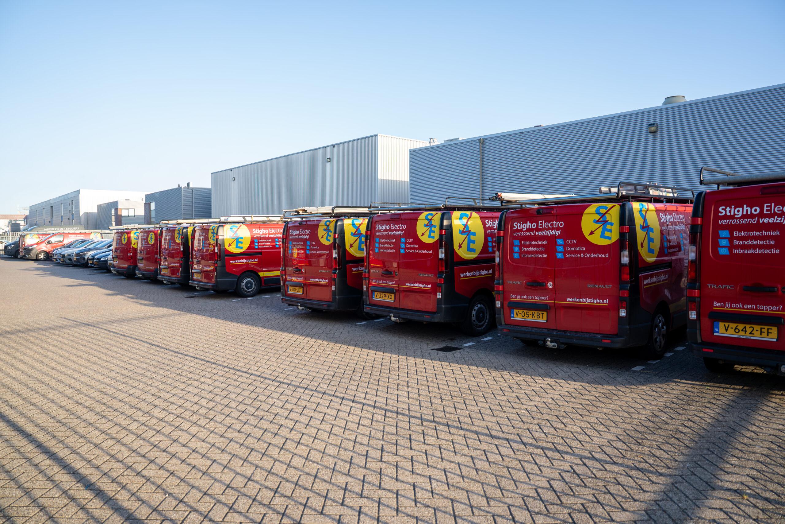 Rij Stigho bussen bij het pand