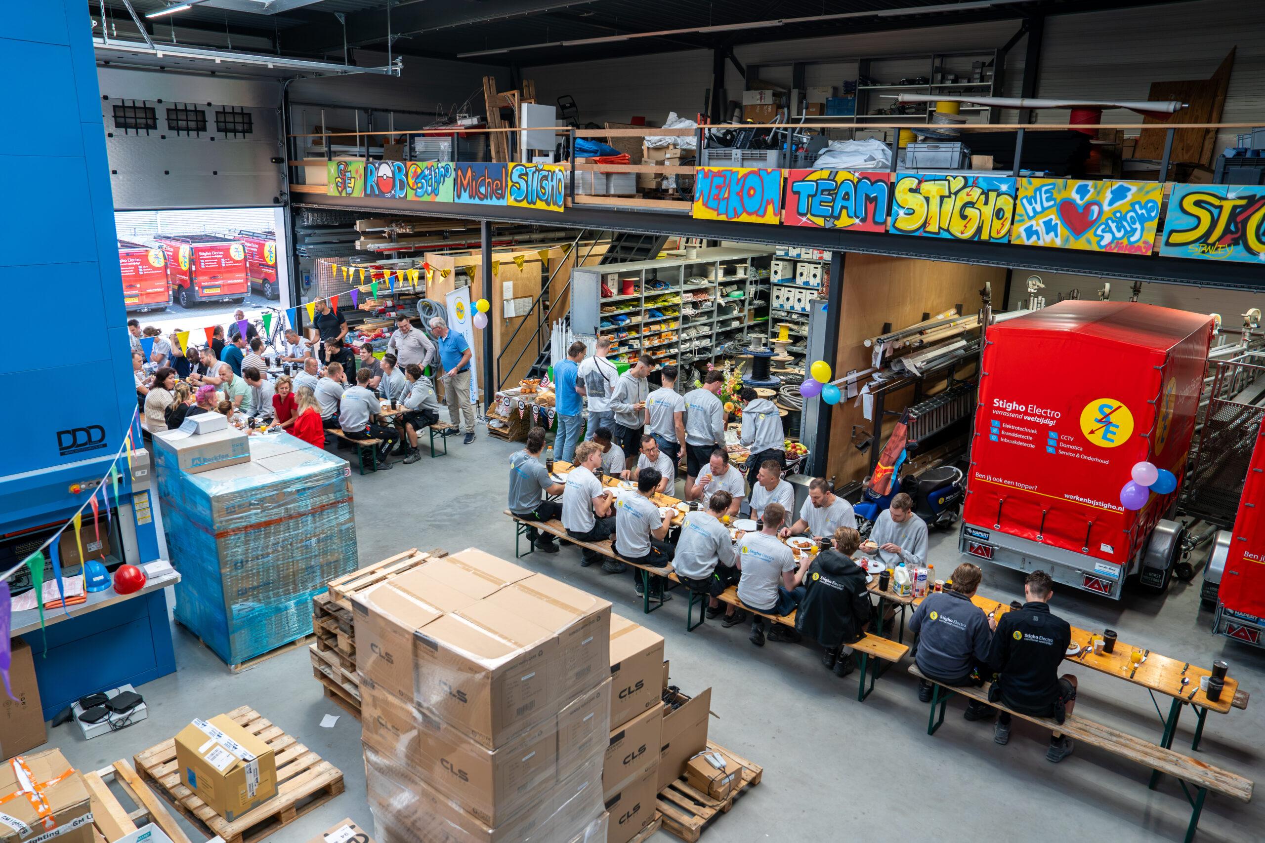 Jubileumontbijt met het hele team in de werkplaats