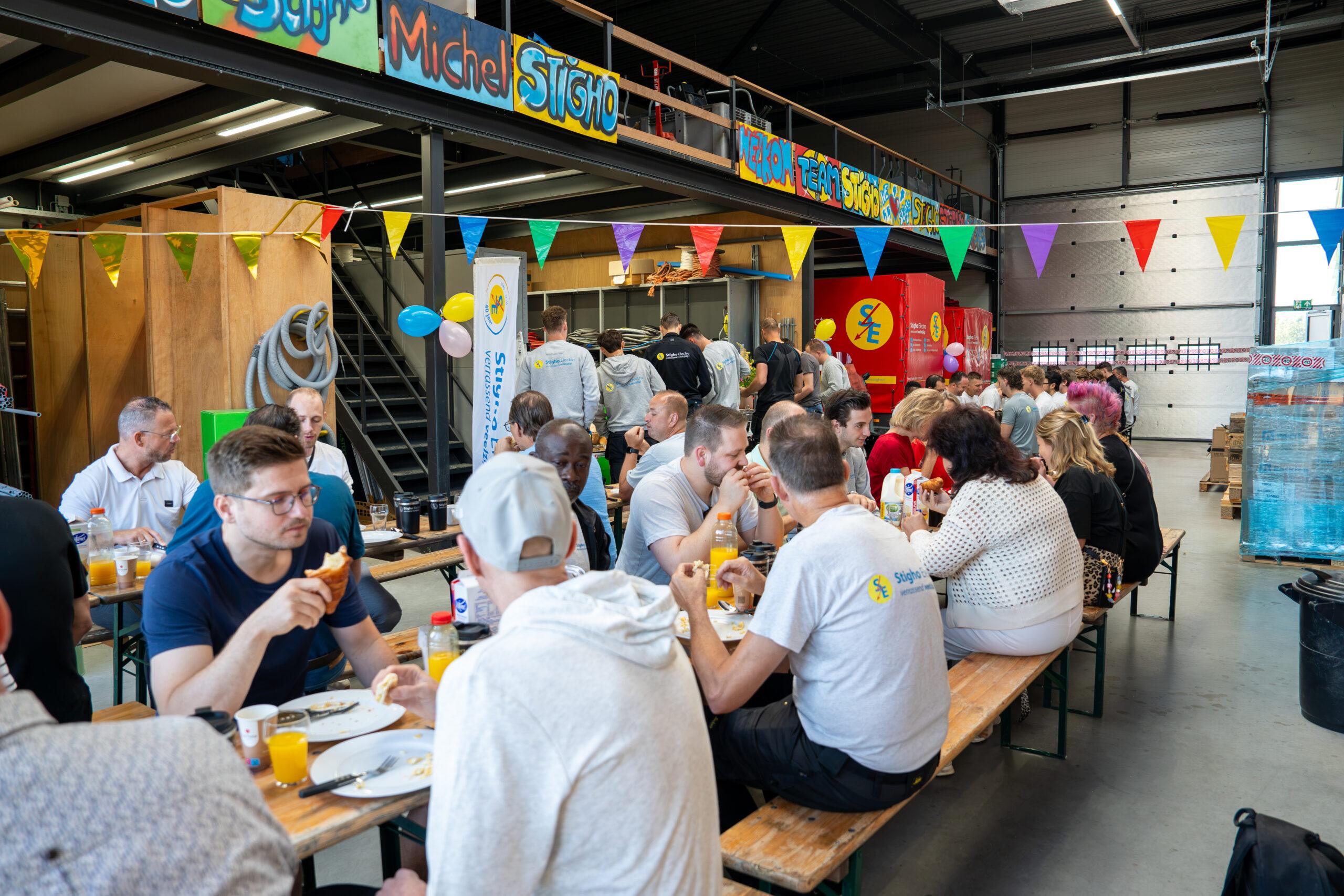Collega's aan het ontbijt bij 40 jaar Stigho