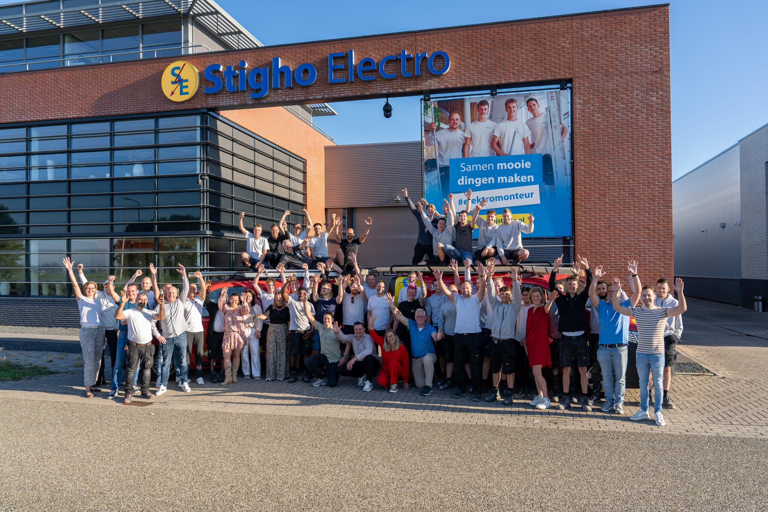 Het team van Stigho Electro viert 40 jaar voor het pand in IJsselstein