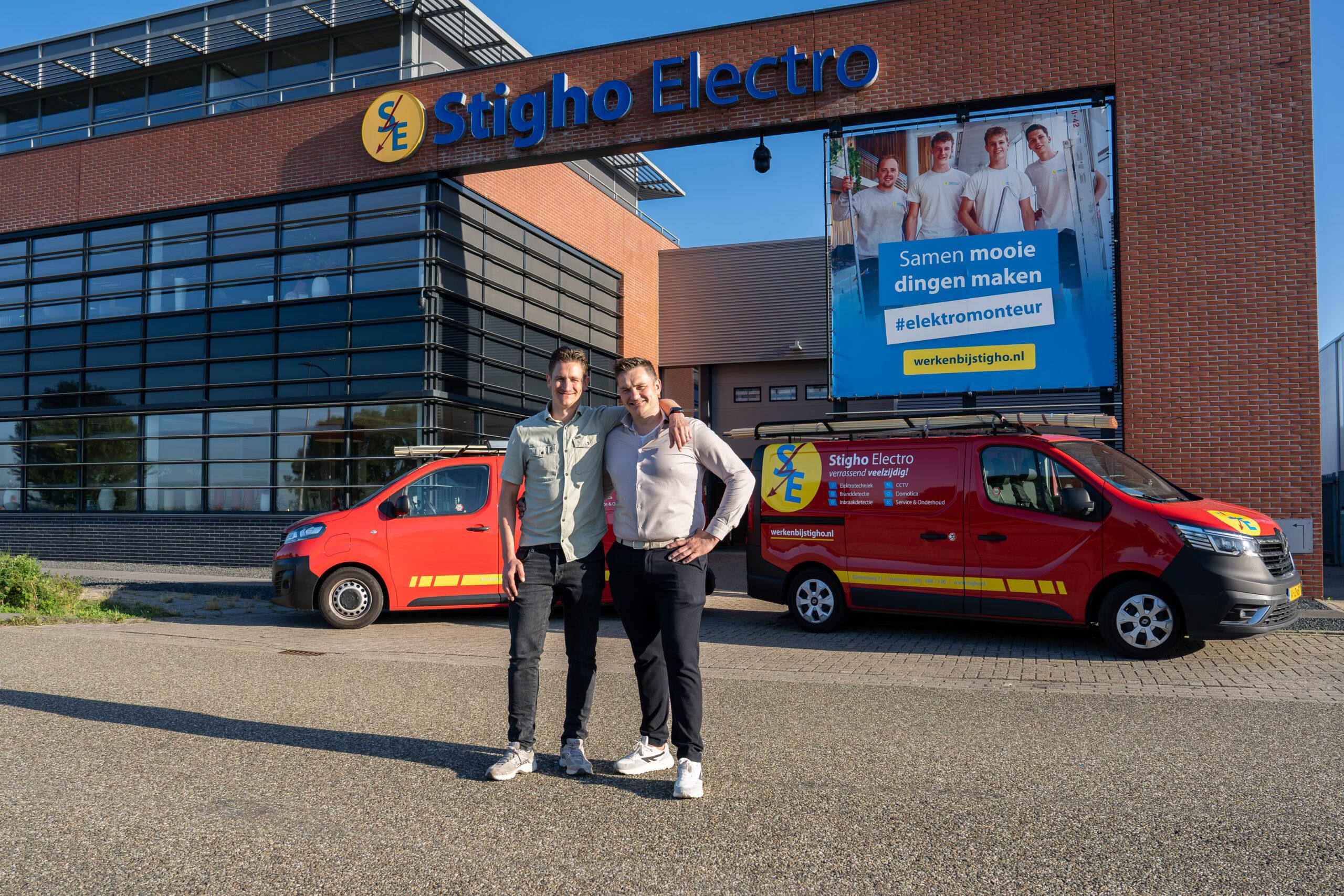 Germon en Antonie Stigter voor het pand van Stigho Electro