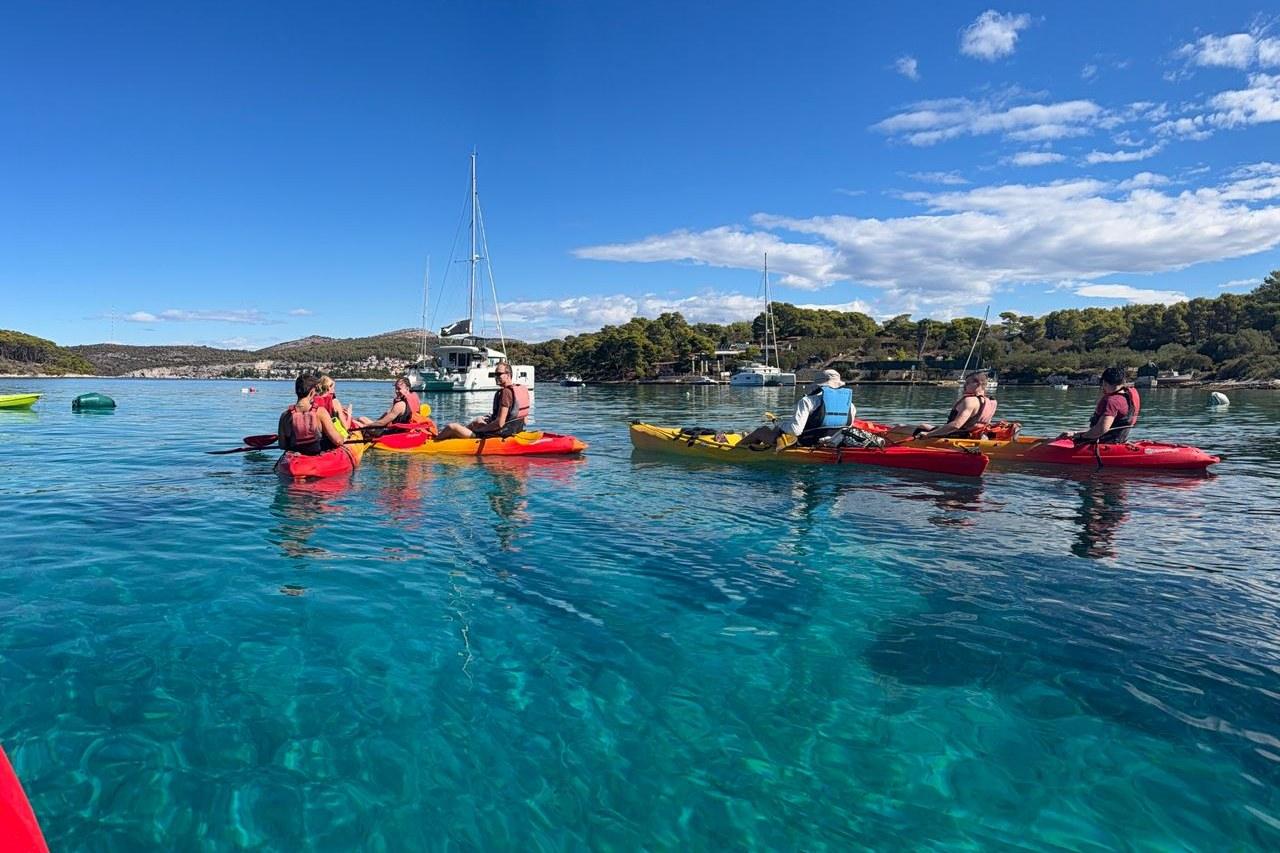 Kajakken in het heldere water bij Hvar
