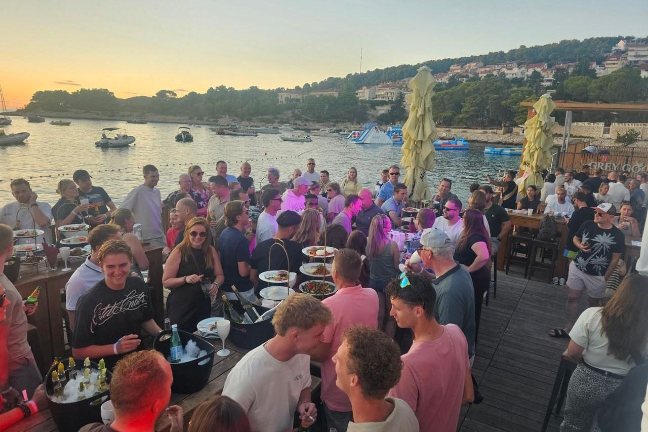 Borrel bij zonsondergang aan het water